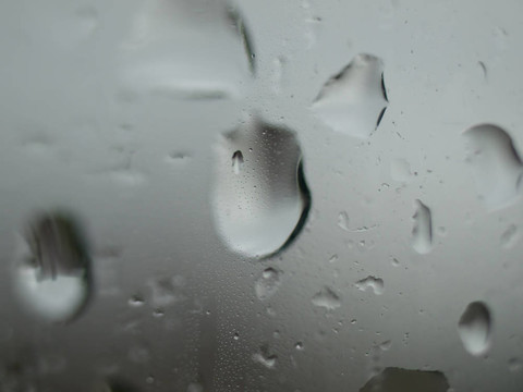 玻璃上的水滴