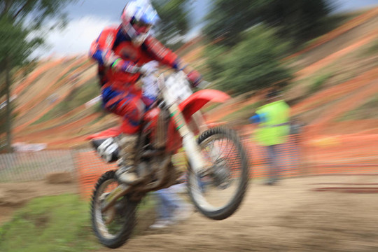 摩托車手在運動