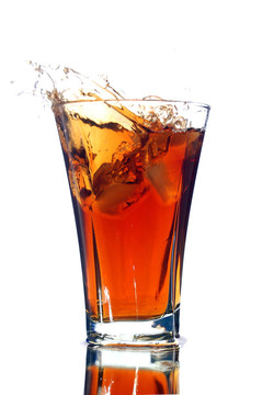 用飛濺的軟飲料
