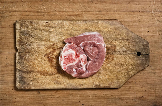 餐桌上的生豬肉。