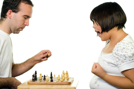 女孩贏得國際象棋游戲