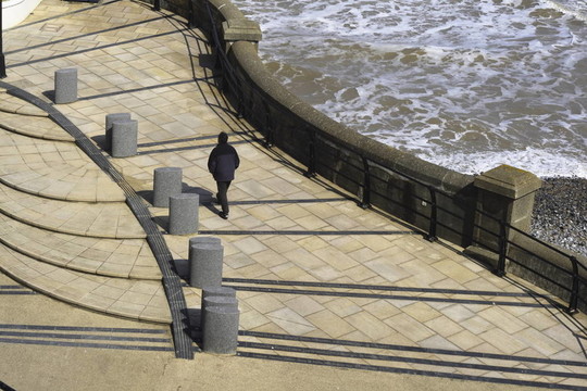 男人的海濱步道