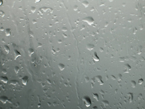 有霧的窗戶下的雨滴
