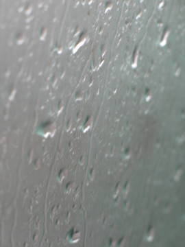 有霧的窗戶下的雨滴