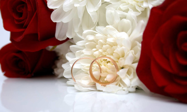 結(jié)婚戒指和鮮花
