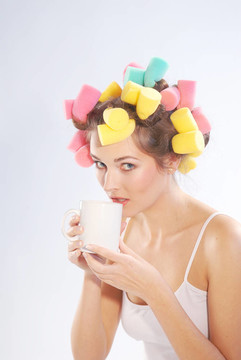一個(gè)女人的卷發(fā)和一杯