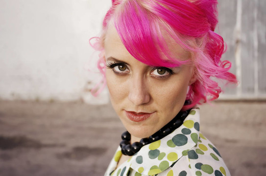 與Pink Hair的女人