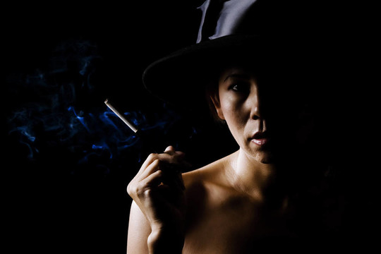 戴著黑色帽子的女人