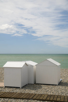 白色的海灘小屋