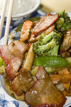 中式蔬菜烤豬肉