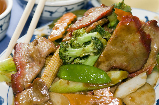 中式蔬菜烤豬肉