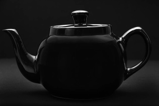 黑色背景上的黑色茶壺