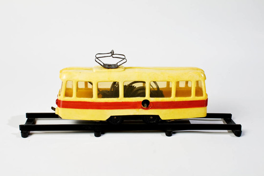 老黃色電車玩具四