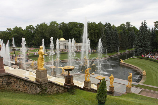 噴泉Petrodvorets（夏宮）；圣彼得堡；俄羅斯。