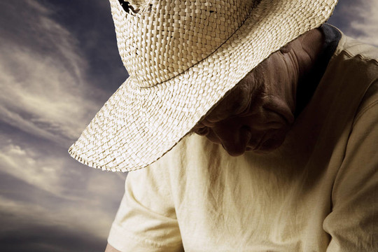 Straw Hat的悲傷的男人