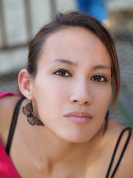 美國亞裔年輕婦女戶外畫像
