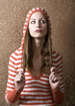 年輕的女人拉著她的長發(fā)