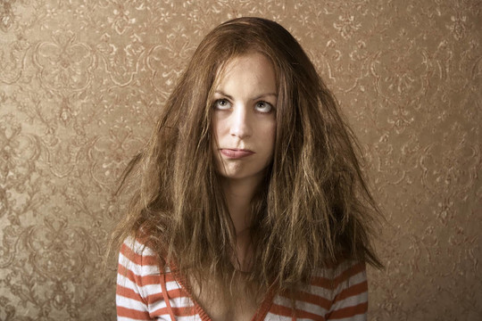 年輕女子與Messy Hair