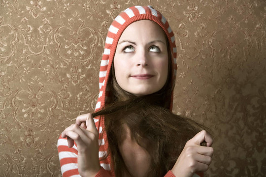 年輕的女人拉著她的長發(fā)