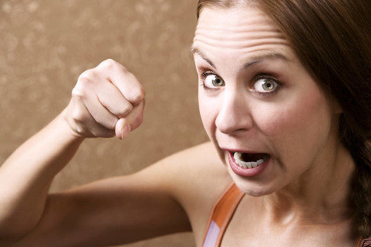 憤怒的女人扔了一拳