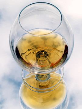 鏡子中的白蘭地酒杯
