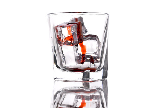 帶血冰塊的玻璃杯