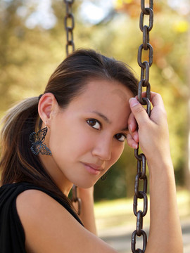 搖擺秋千上的年輕亞裔婦女