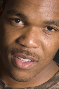 年輕的African American男子