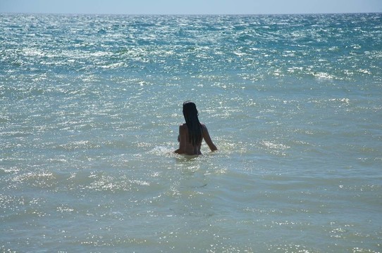 燦爛的海中的女人