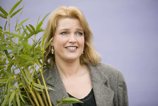 帶著植物的女人