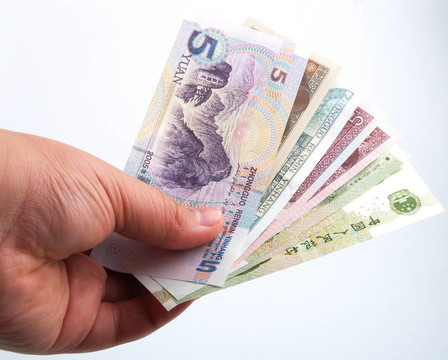 手持中國貨幣