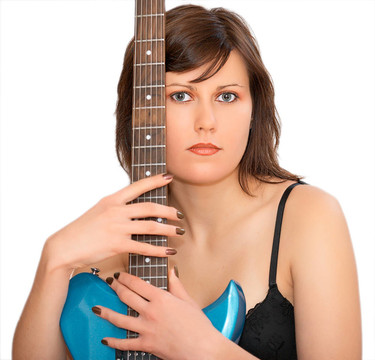 年輕漂亮的女人帶著吉他