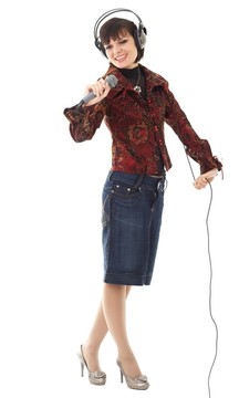 帶麥克風和耳機的女人