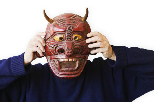 拿著魔鬼面具的人