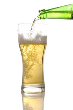 倒啤酒
