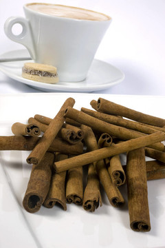 咖啡杯和肉桂棒
