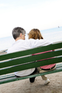 一对成熟的浪漫情侣在长椅上