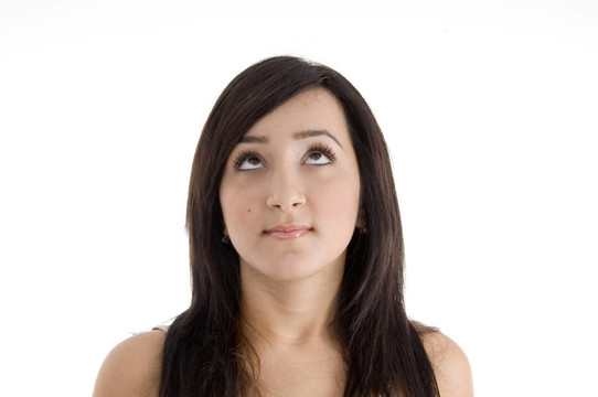 漂亮的黑發(fā)女性向上看
