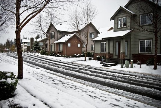 冰雪覆蓋的街道和家庭