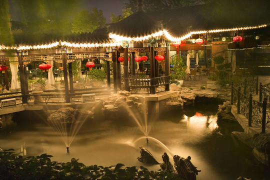 紅燈籠噴泉北京神廟中國夜晚的太陽