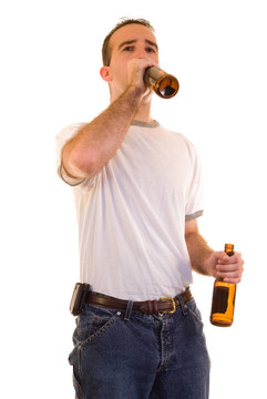 男人喝啤酒