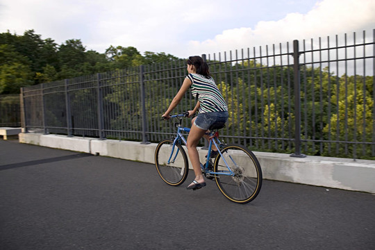 騎自行車的女人
