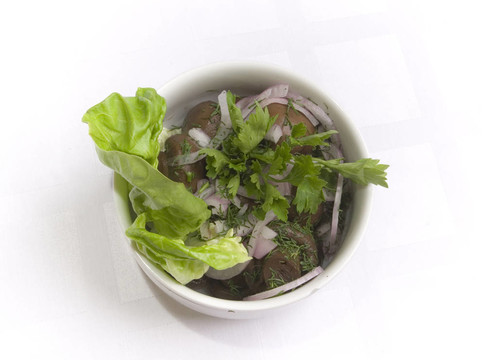 鹽漬蘑菇用洋蔥；沙拉；歐芹和蒔蘿