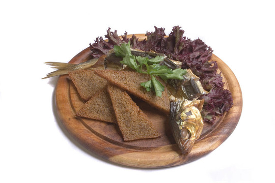煙熏鯖魚沙拉；香菜和烤面包