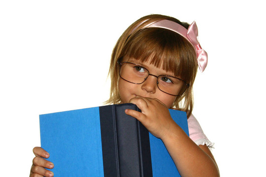 可愛的小女孩閱讀書