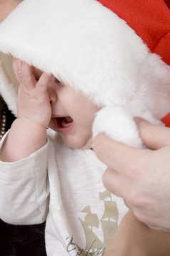 带圣诞帽的婴儿哭泣
