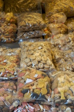 充滿狗食的塑料袋