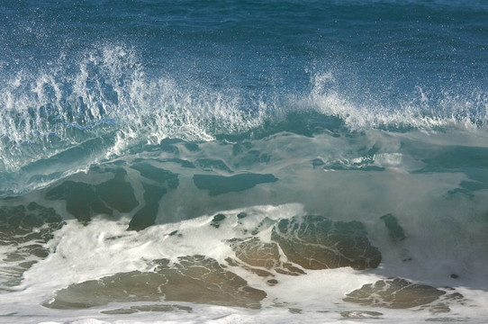 戲劇性的Shorebreak Wave