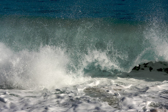 戲劇性的Shorebreak Wave