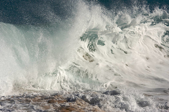 戲劇性的Shorebreak Wave
